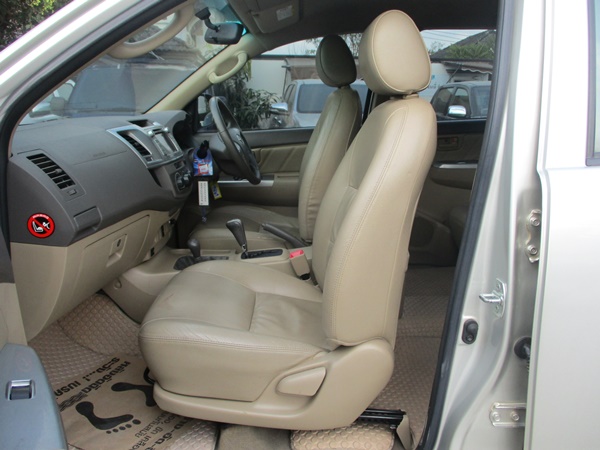 2012 – VIGO 4WD 3.0G AT DOUBLE CAB SILVER – 6956 full